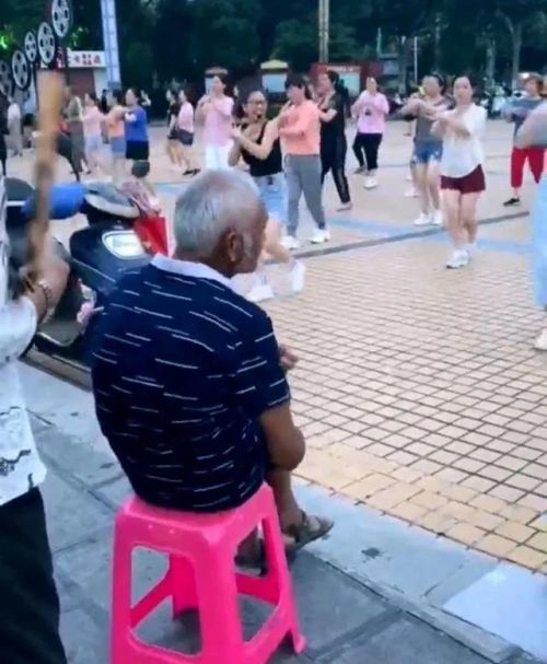 看着大爷大妈们跳广场舞的时候，你有什么感受？
