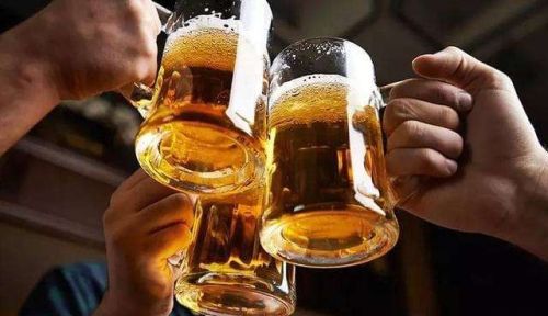 糖尿病人喝啤酒是否会导致血糖高，为什么？