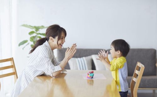 低层次的家长喜欢夸孩子“你真棒”，高层次家长这样夸孩子更优秀