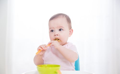 儿科医生：超过这个月别拿米粉当辅食了，否则会导致孩子变笨