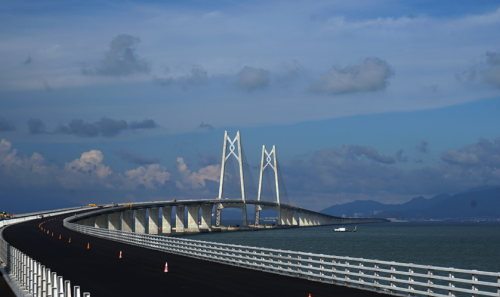 千亿港珠澳大桥已通车，李嘉诚曾强烈反对建桥，会因此损失惨重？