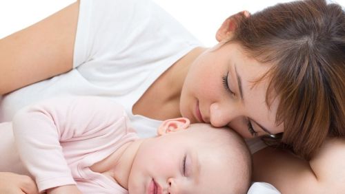 吃不完的夜奶，睡不熟的觉，为何母乳妈妈更缺觉，奶粉宝宝更乖？