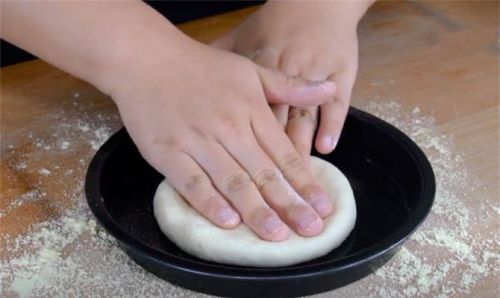 改良版披萨饼皮做法，不用揉膜，松松软软像面包，做1次能放半年