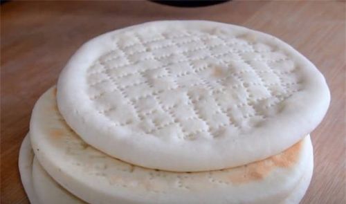 改良版披萨饼皮做法，不用揉膜，松松软软像面包，做1次能放半年