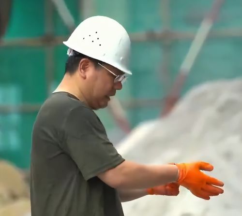 2018年上海35亿大老板假扮农民工，到工地上班第一天，差点被开除