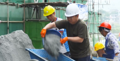 2018年上海35亿大老板假扮农民工，到工地上班第一天，差点被开除