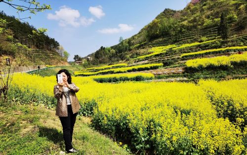 小船儿荡起双桨，让风儿去歌唱，我们陶醉在在这暖暖的春风里……