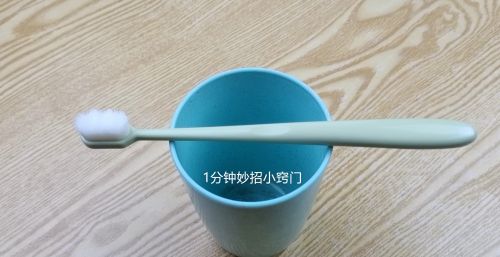 牙齿又黄又黑？教你一个简单刷牙方法，水里加一点，牙齿很快变白