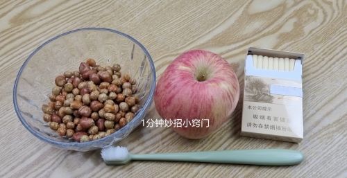 牙齿又黄又黑？教你一个简单刷牙方法，水里加一点，牙齿很快变白