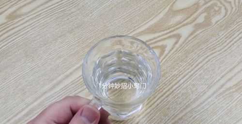 牙齿又黄又黑？教你一个简单刷牙方法，水里加一点，牙齿很快变白