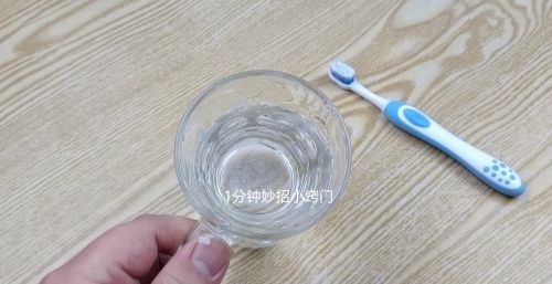 牙齿又黄又黑？教你一个简单刷牙方法，水里加一点，牙齿很快变白