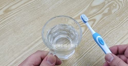 牙齿又黄又黑？教你一个简单刷牙方法，水里加一点，牙齿很快变白