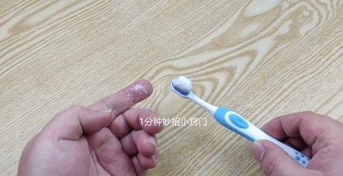 牙齿又黄又黑？教你一个简单刷牙方法，水里加一点，牙齿很快变白