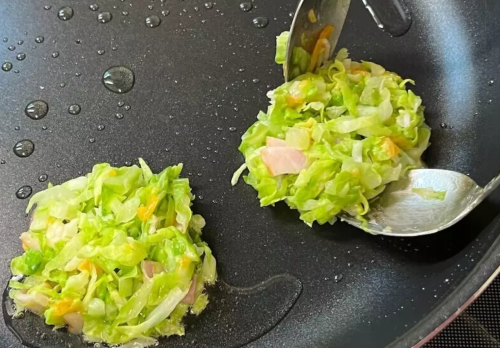 用大量高丽菜制作的美味「高丽菜煎饼」！