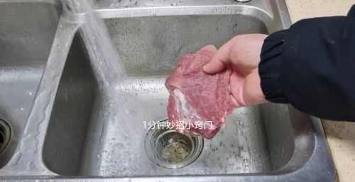 清洗猪肉有人用热水，有人用冷水，教你正确做法，干净卫生去腥味