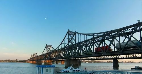 我国出资22亿，修建的中朝鸭绿江大桥，为何快9年了还未成功通车