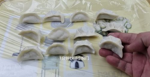 饺子包好不可直接放冰箱，学会这个保存方法，饺子再煮都不会坏