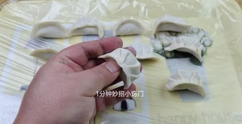 饺子包好不可直接放冰箱，学会这个保存方法，饺子再煮都不会坏