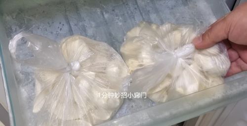 饺子包好不可直接放冰箱，学会这个保存方法，饺子再煮都不会坏