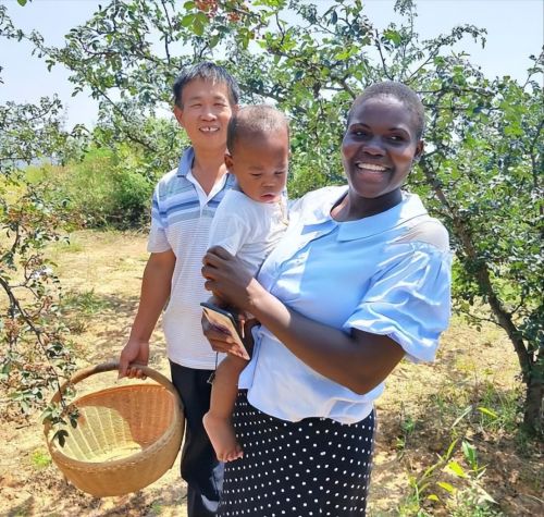 河南41岁农民娶23岁非洲女孩，婚后生俩混血儿，靠20亩花椒致富