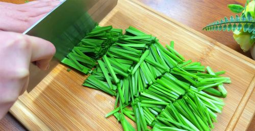 谷雨过后最该吃的家常菜，3样炒一起，清香爽口，抓住春天的尾巴