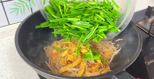 谷雨过后最该吃的家常菜，3样炒一起，清香爽口，抓住春天的尾巴