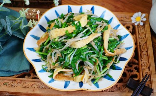 谷雨过后最该吃的家常菜，3样炒一起，清香爽口，抓住春天的尾巴