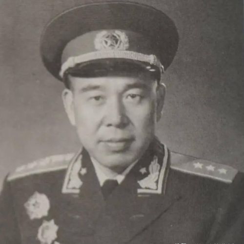 他深受主席的信赖，1971年临危受命，代替黄永胜接管总参部的工作