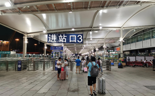 广州火车站开始升级改造，站前广场有大型机械作业，进站麻烦了？