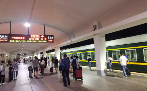 广州火车站开始升级改造，站前广场有大型机械作业，进站麻烦了？