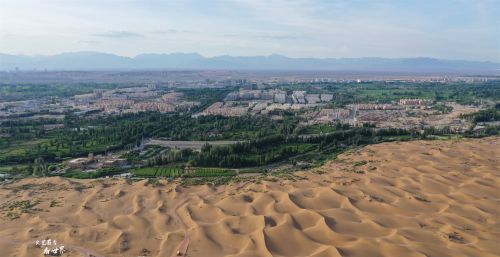 中国距离城市最近的沙漠，大漠孤烟直的景象就在灯火辉煌的城市边