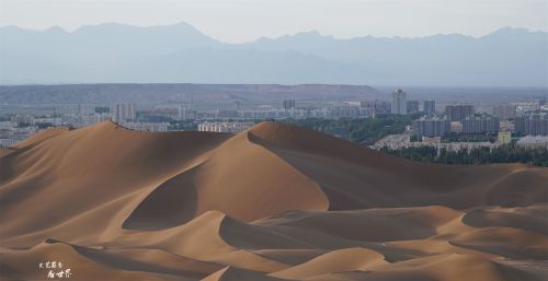 中国距离城市最近的沙漠，大漠孤烟直的景象就在灯火辉煌的城市边