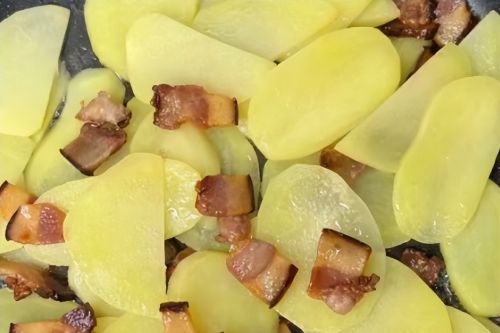 春季之后，土豆和它是绝配，简单炒一盘，解馋开胃，总吃不腻