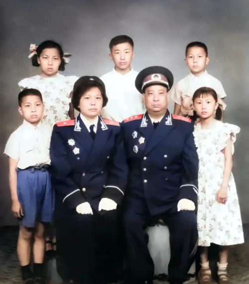 老照片：6名“独臂将军”的全家福，铁骨铮铮，难得一见！