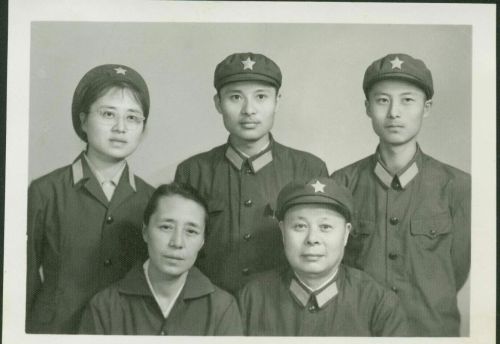 老照片：6名“独臂将军”的全家福，铁骨铮铮，难得一见！