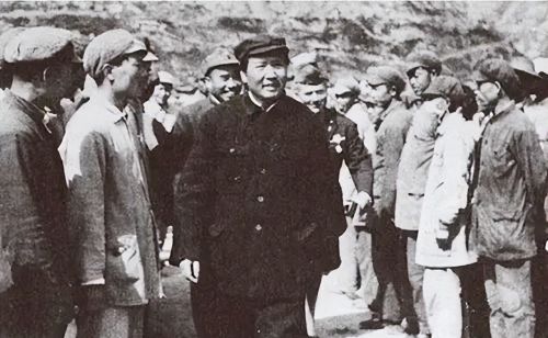 毛主席被敌军追捕，危急关头在路边写了几个字，敌人看后找不到