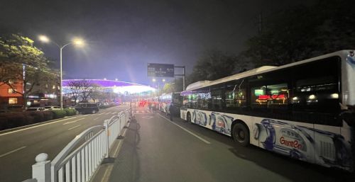 “海牛VS国安”引爆看球热情！城阳巴士出动170辆公交车疏运球迷
