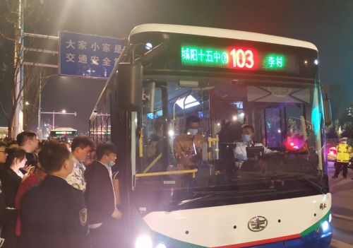 “海牛VS国安”引爆看球热情！城阳巴士出动170辆公交车疏运球迷