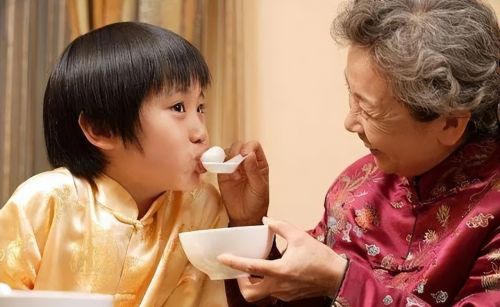 70岁奶奶好心办坏事，一日三餐喂孙子吃6个鸡蛋，孩子肚大如气球