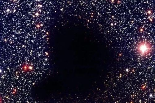 探索宇宙中的4大奇观，揭开空洞、黑洞、白洞和虫洞的神秘面纱！