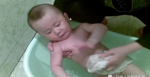 爷爷给5个月的孙子洗澡，一个电话，将孙子淹死在澡盆，儿媳崩溃