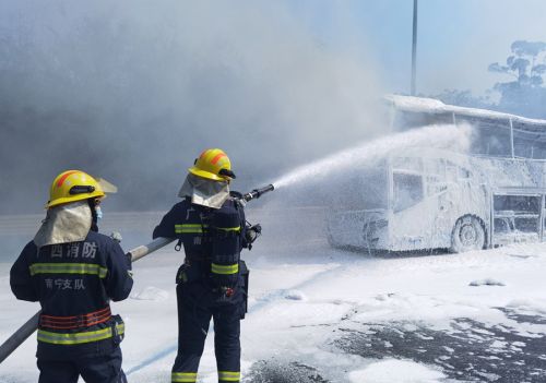 南宁一载有18人的大巴车突然起火 消防紧急救援