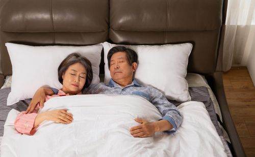 56岁大妈再婚当天老伴拿出一份协议，大妈：做梦，明天就离婚