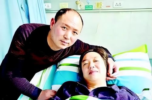 儿子在天津爆炸中牺牲，47岁母亲4次试管诞龙凤胎，含泪照全家福