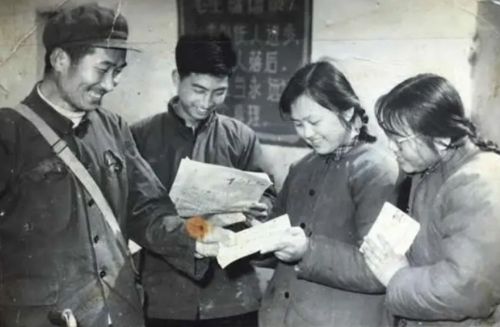 73年上海女知青为报救命恩，嫁给贫穷残疾人，相守40年两子皆成材