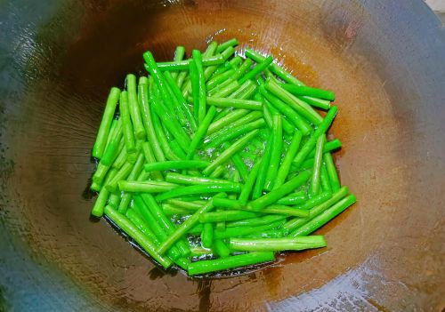 春末，建议老年人少吃菠菜，多吃3种豆类，热量低，常吃也不会胖