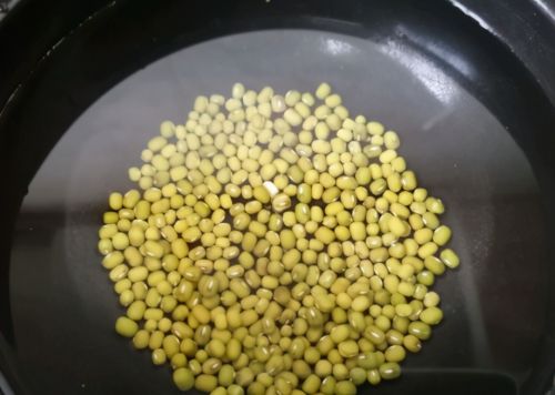 煮绿豆汤时，别再用水浸泡了，教你1招技巧，粒粒开花还不发红