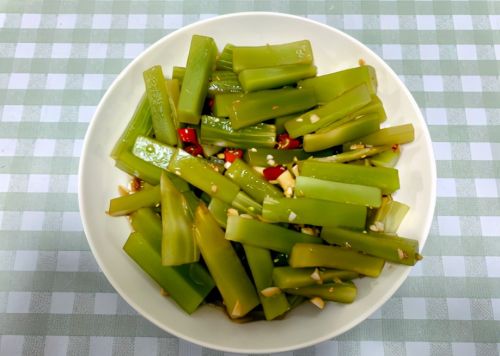 夏天，要多吃莴笋，一斤3块钱，维C高口感爽脆，浇上料汁真解馋