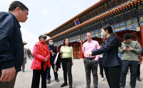 首届兰花奖外籍评委走读“北京中轴线”