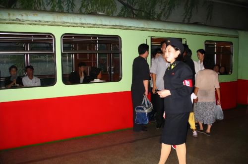 平壤地铁之旅，和朝鲜人的一次近距离接触，双方仿佛来自不同星球